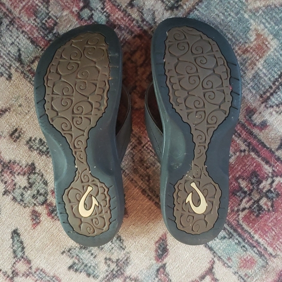 Black size 7 OluKia flip flops - Picture 2 of 3